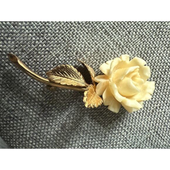 Vintage Carved White Rose Brooch Pin 1/20 12K Gold Filled Artsy Career Cocktail - Picture 1 of 6